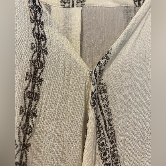 En Creme Blouse - Picture 2 of 4